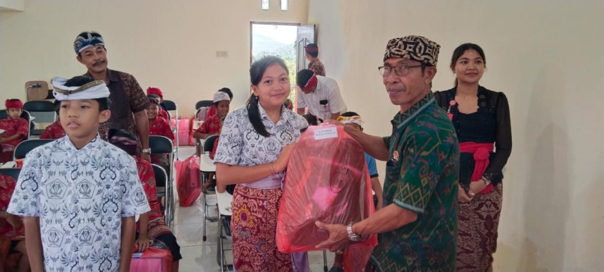 Penyerahan Dukungan bagi Siswa Miskin dan Berprestasi di Desa Munduktemu