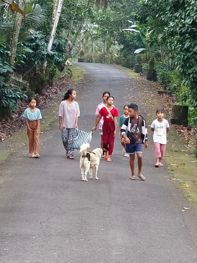 GOTONG ROYONG SETIAP MINGGU, ANAK-ANAK DAN PERANGKAT DUSUN LAKSANAKAN KEGIATAN LISA DI DESA MUNDUKTEMU