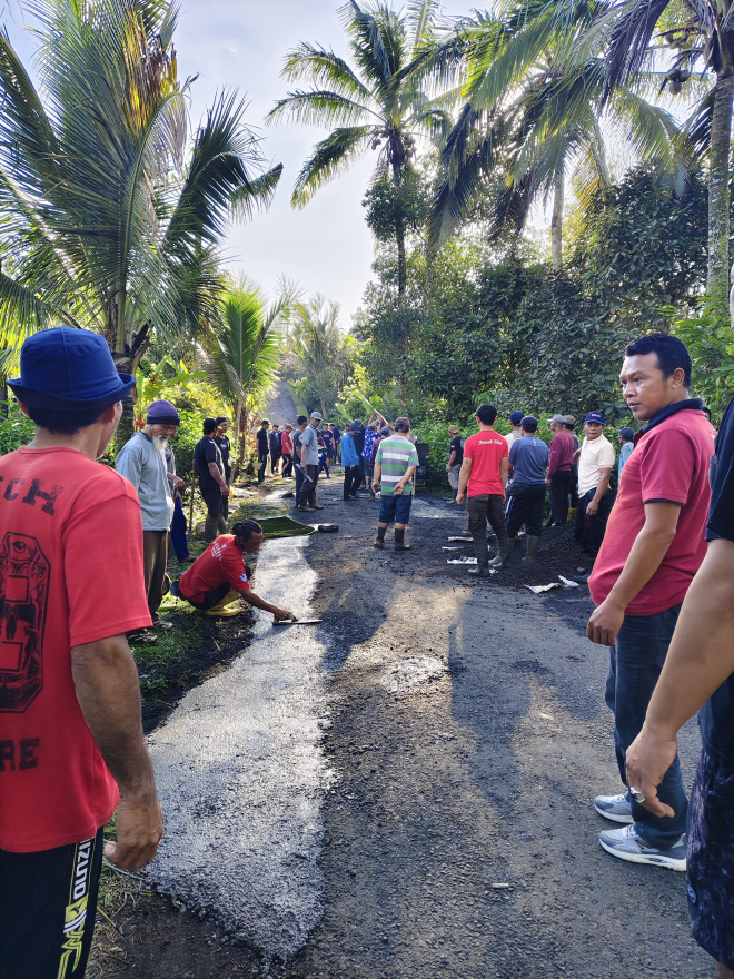 Gotong Royong Pemeliharaan Jalan Munduktemu - Kebonjero Wujudkan Semangat Kebersamaan